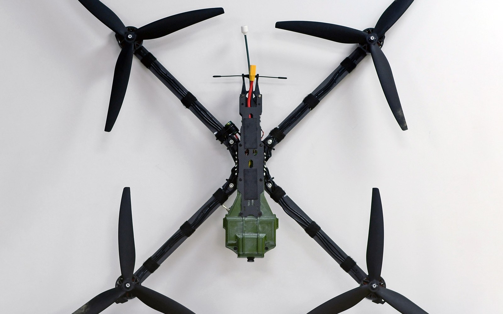 МАД Tracer — модуль на карбоновій X-рамі FPV-квадрокоптера, вигляд згори